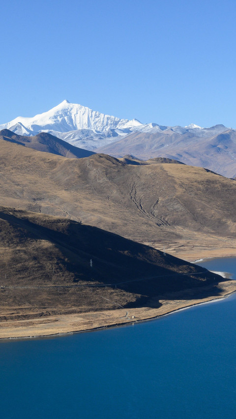 The serene snow light of yamdrok yumtso in winter screenshot