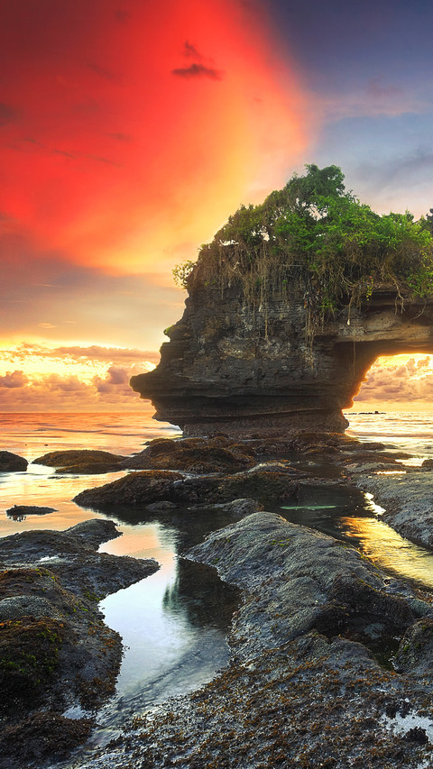 Warm sunset at batu bolong tanah lot  bali indonesia screenshot