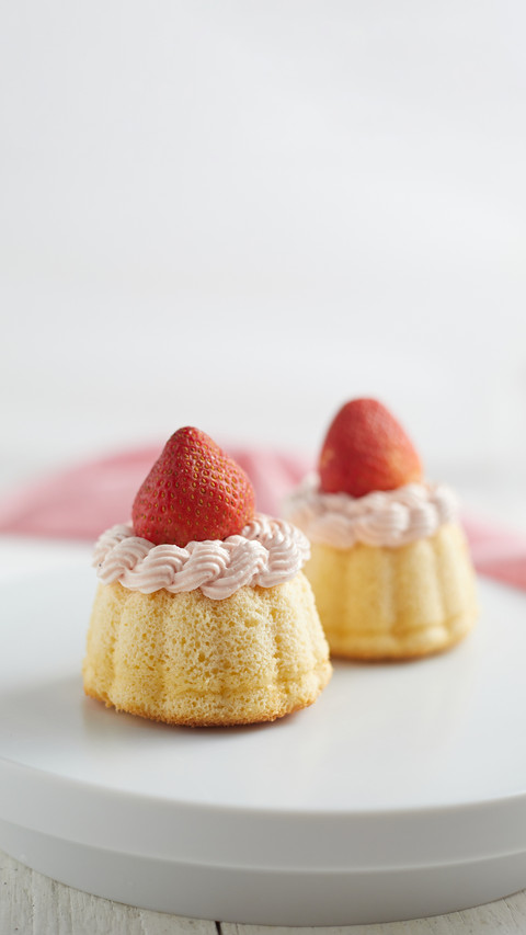 Cake with stawberry and creamy on white background screenshot