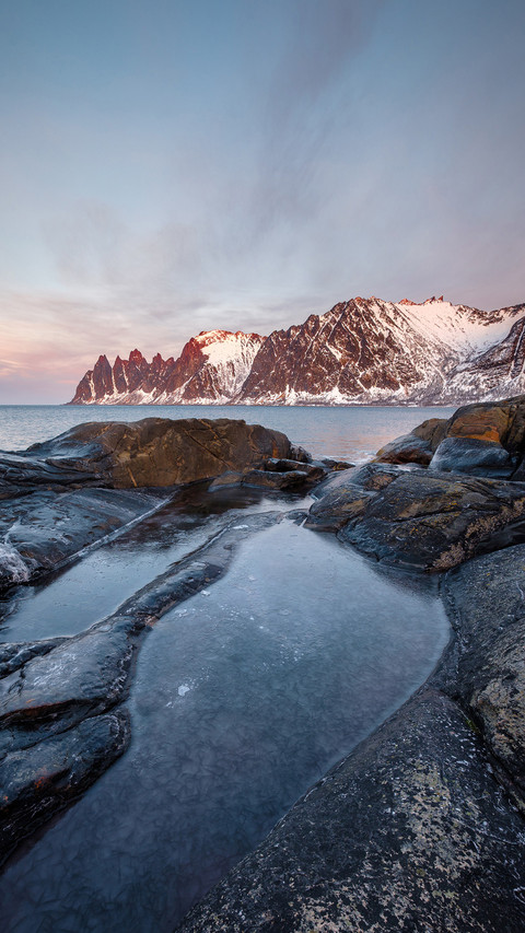 Frozen rockpool between rocks in norway screenshot