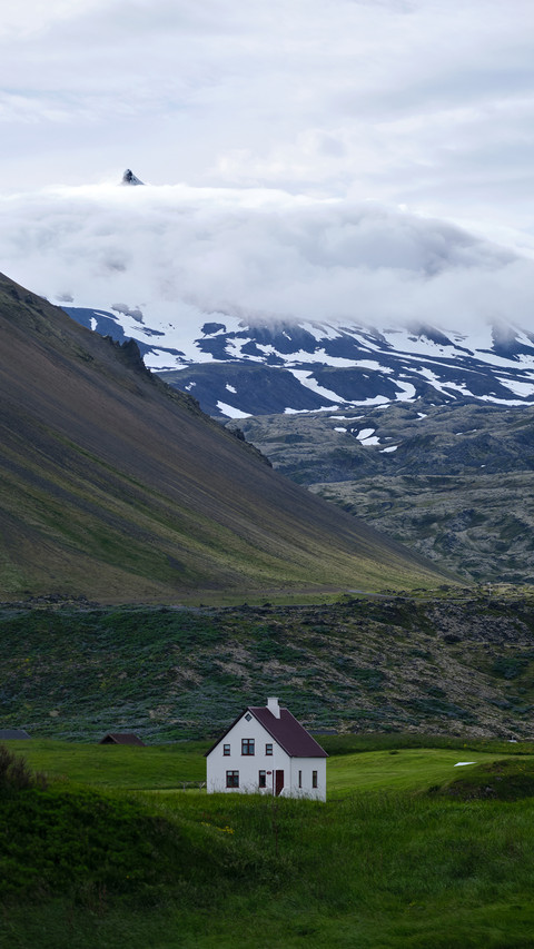 A picturesque scene in Iceland featuring a white house screenshot