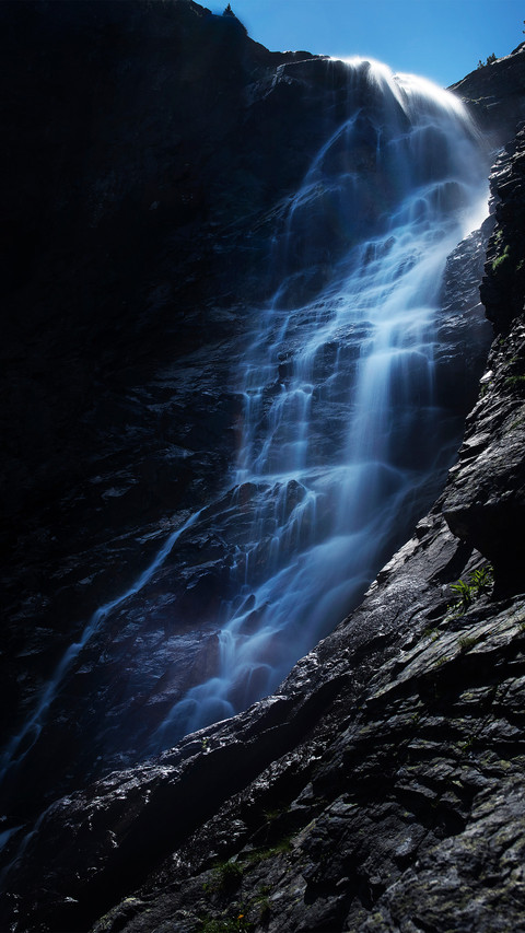 The upward viewing angle of the bulgarian waterfall screenshot