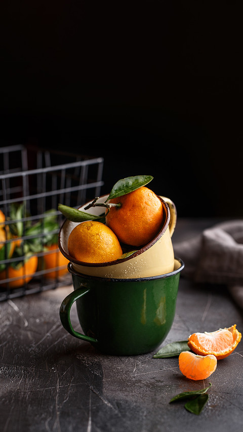 Ripe juicy clementines or tangerines with water drops screenshot