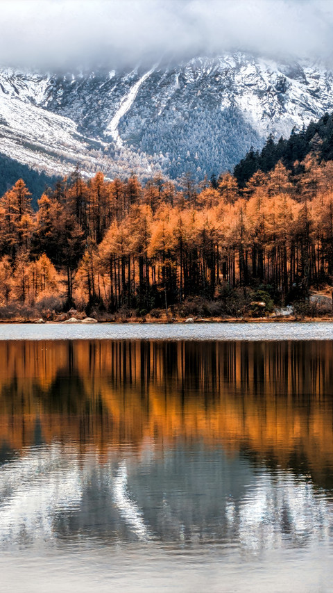 Autumn mirror reflects mountains and rivers screenshot