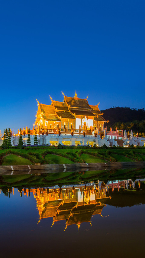 Reflection of Royal Flora temple screenshot