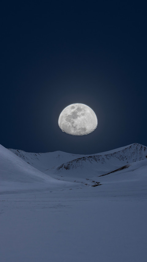 The bright moon in the clouds screenshot