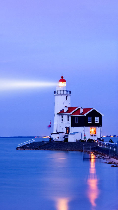 Deep-sea lighthouse screenshot