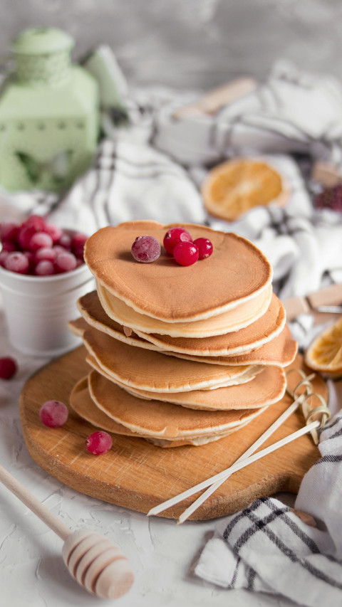 Some Delicious Cakes And Fruits screenshot