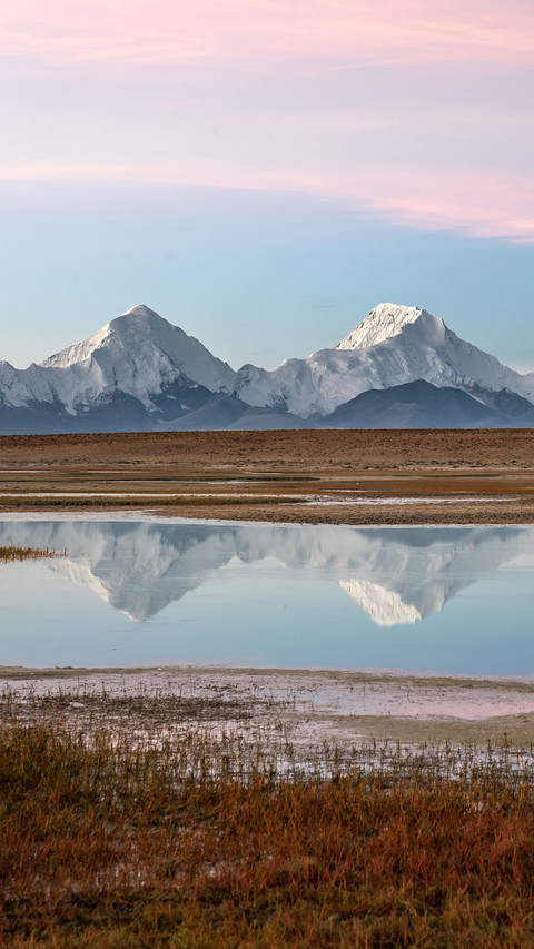 Lakes and snow mountains in the morning screenshot