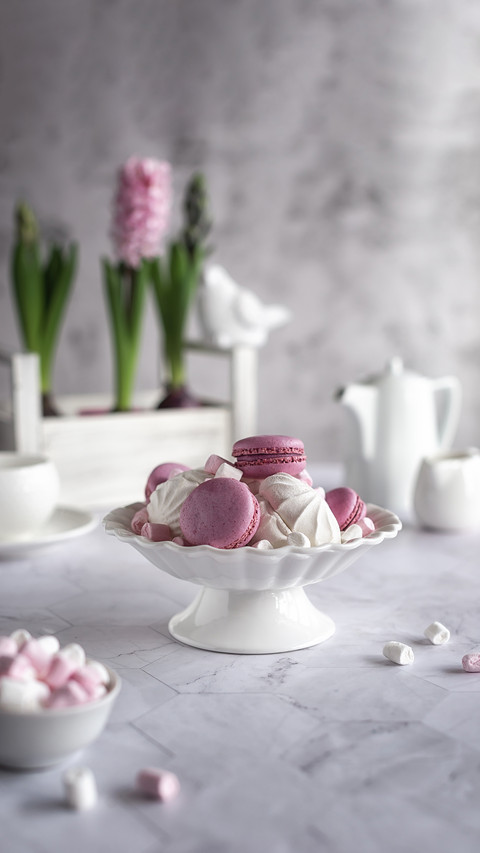 Marshmallows and macaroons in a white porcelain vase screenshot