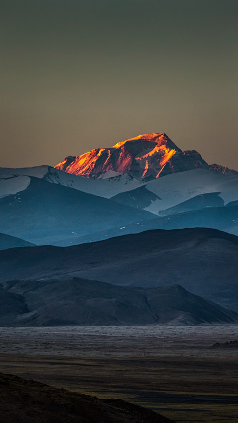 The sunrise over mount cho oyu reflects the morning light screenshot