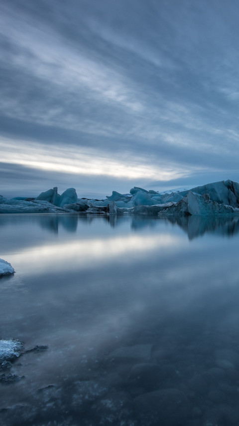 Frozen Lake View of Hoffen in Winter screenshot