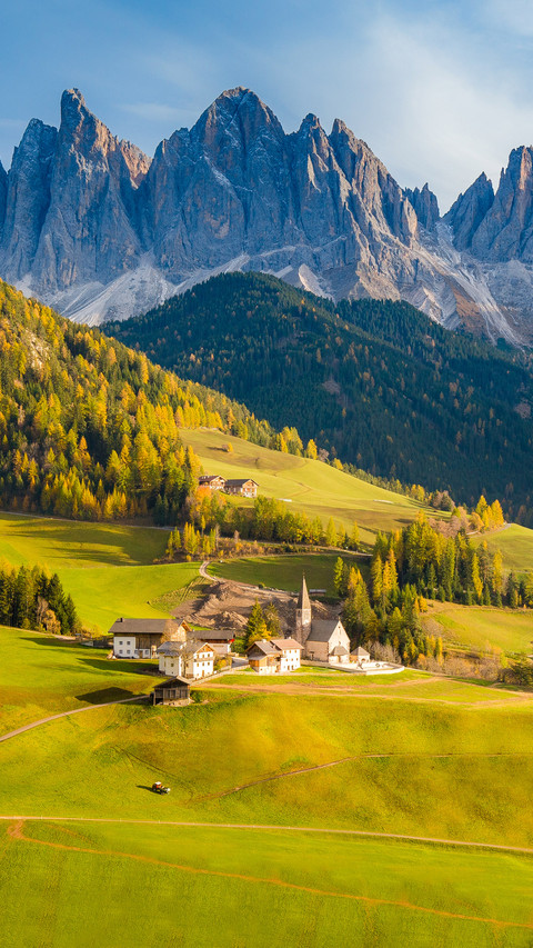 Beautiful view of idyllic mountain scenery in Italy screenshot