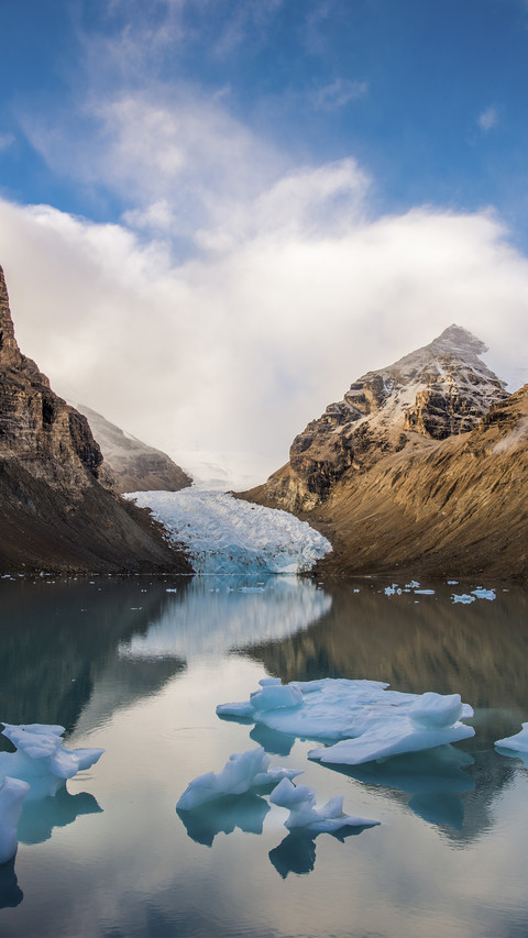 Ice Lake in Mountains screenshot