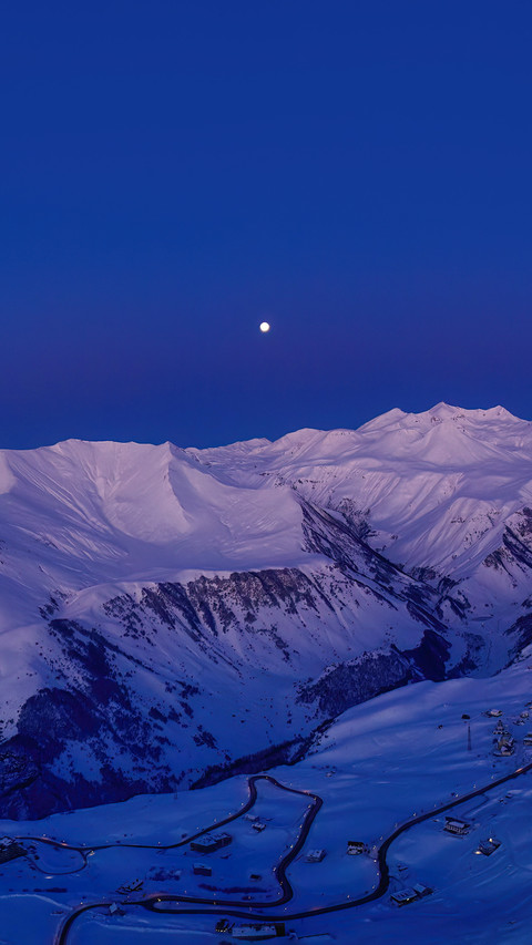 Snowy mountain ridge on winter sunrise screenshot