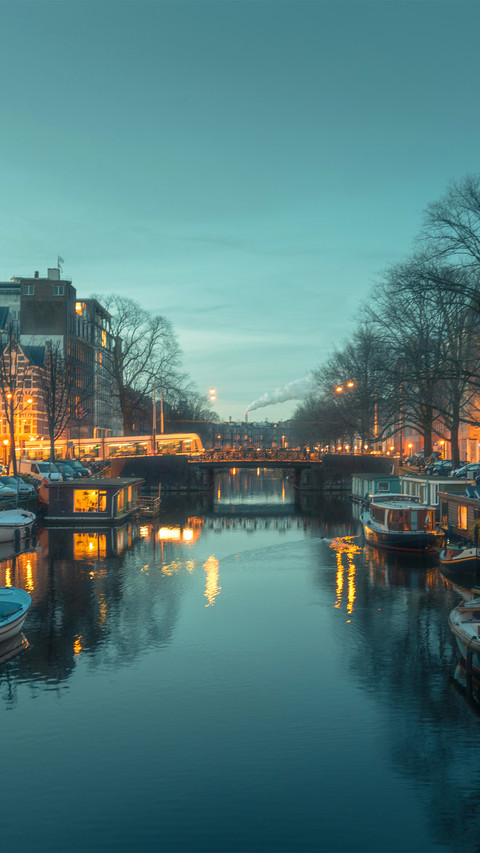 Lights and reflections on the water surface screenshot