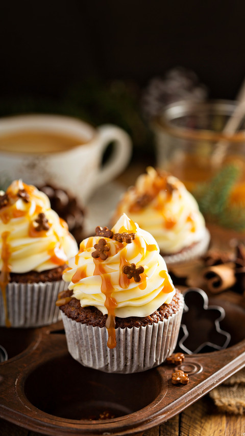 Gingerbread men cupcakes with winter spices screenshot