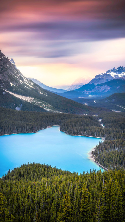 Psychedelic colors at sunset over iconic Peyto Lake screenshot