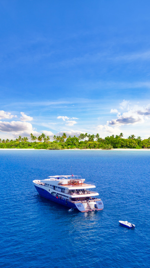 Big Safari Luxury Yacht Sailing on Ocean in Maldives screenshot