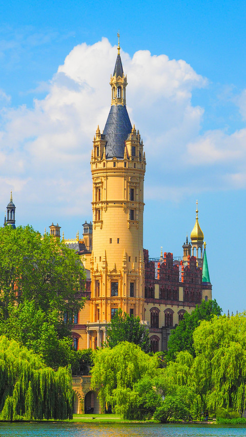 Schwerin castle in North Germany screenshot