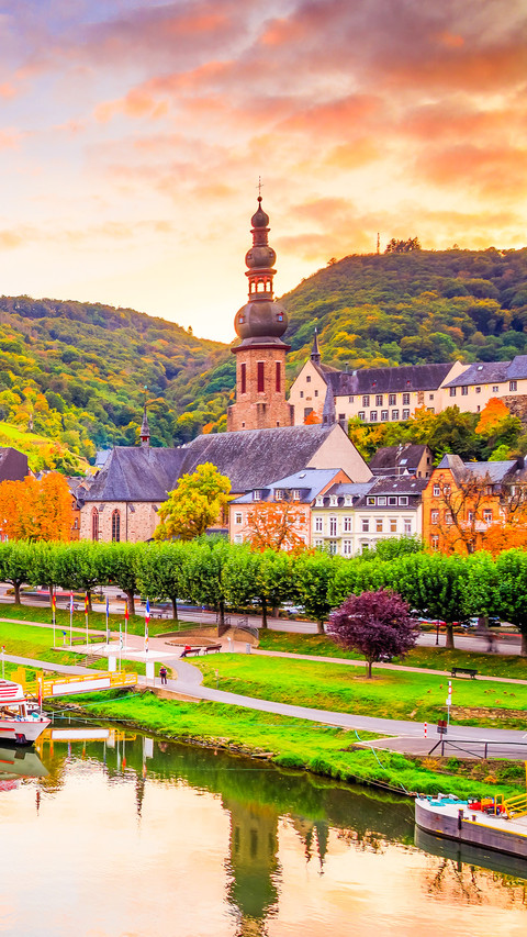 Old town and the Cochem castle on the Moselle river screenshot