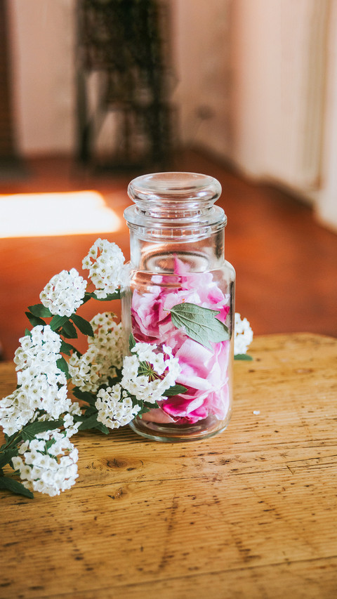 Petals in bottles screenshot
