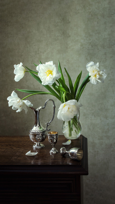 With white tulips screenshot