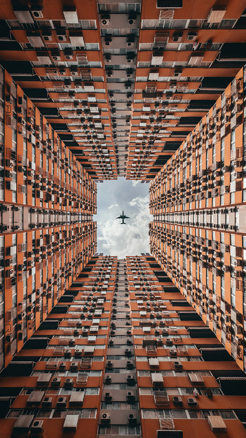 The Plane Flies Over The Roof screenshot