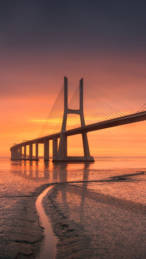 Cloudy sunrise at the Vasco da Gama Bridge in Lisbon screenshot