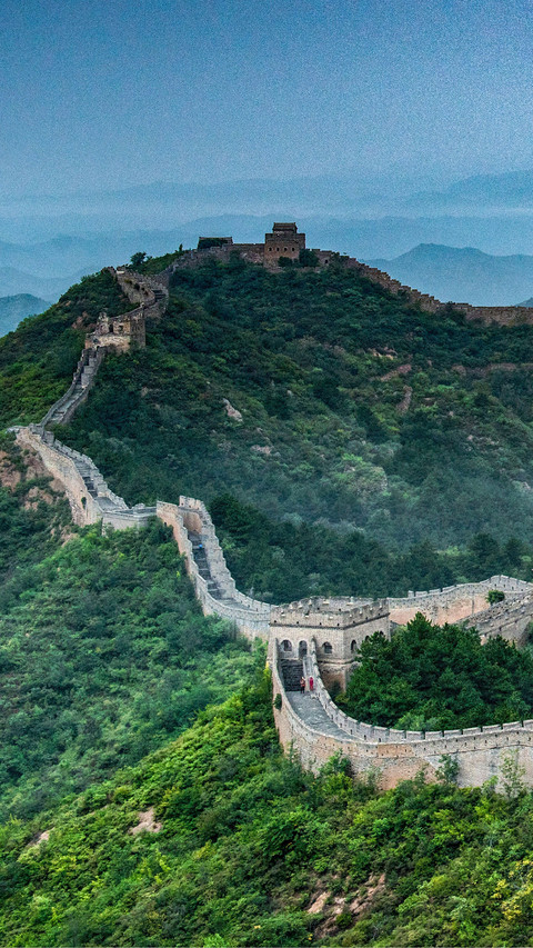 A huge dragon supported by green mountains screenshot