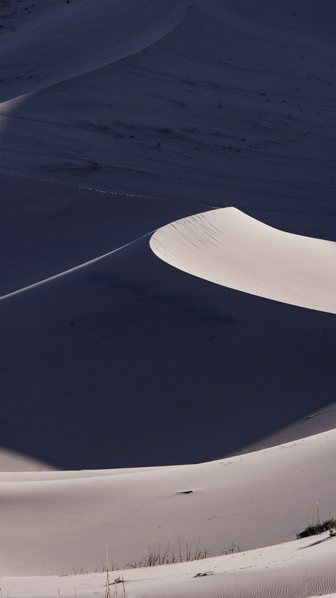 Desert light and shadow screenshot