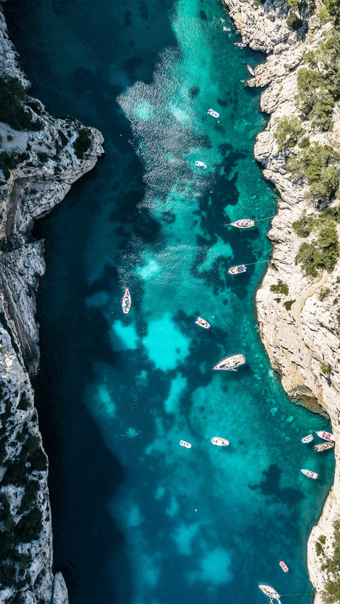 Aerial photography of ships at sea screenshot