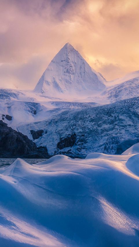 The Mysterious Snow Mountain Stands in Front screenshot