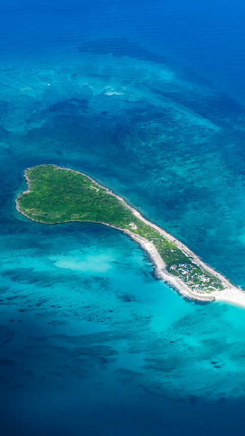 Search for a quiet and secluded island in the sea screenshot