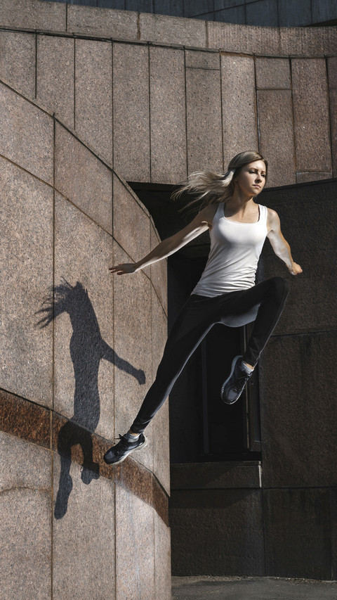 Girl Parkour Extreme Sport screenshot