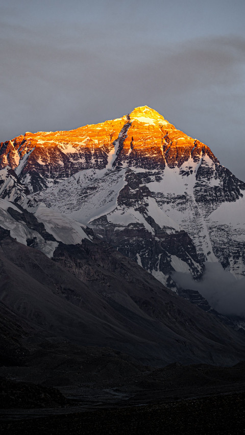 The morning light of mount everest paints the golden peak screenshot