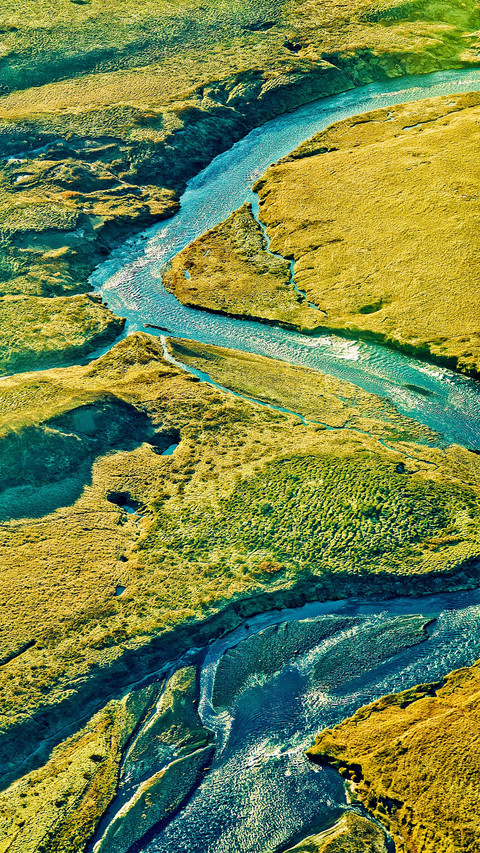 Rivers in volcanic landforms screenshot