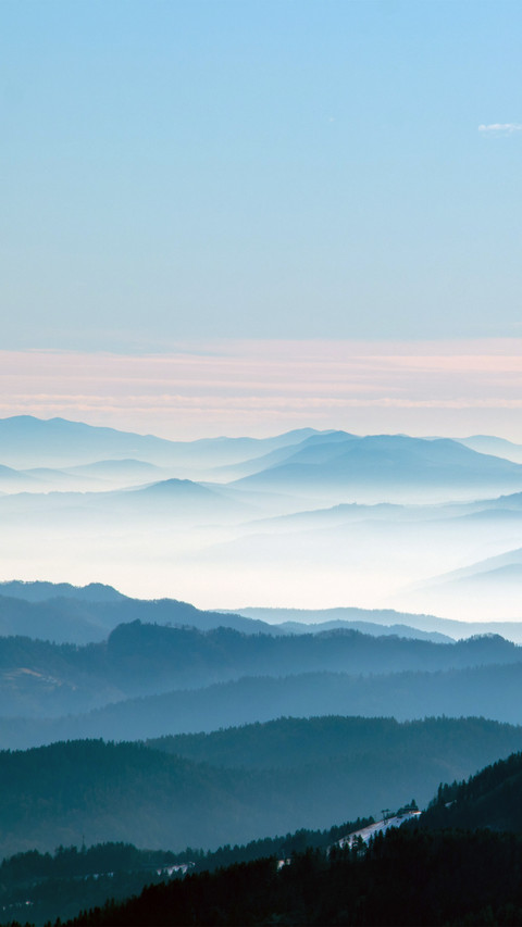 Clouds and mist surround the mountains screenshot