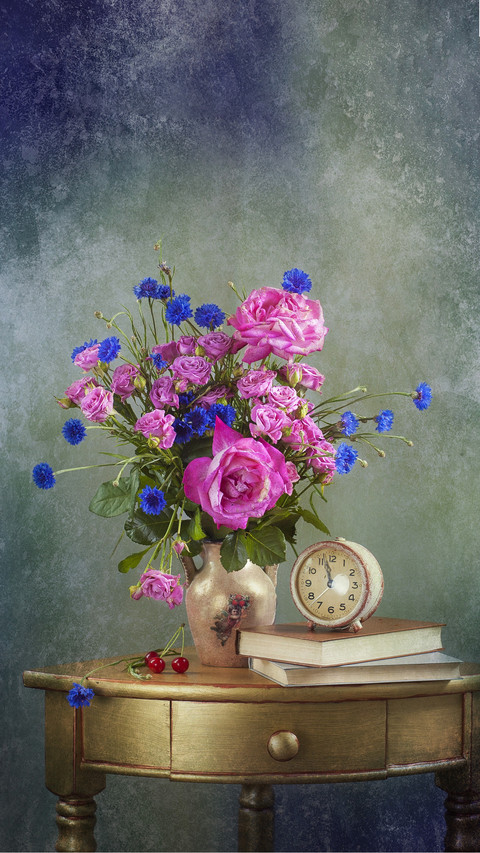 Pink roses and blue cornflowers screenshot