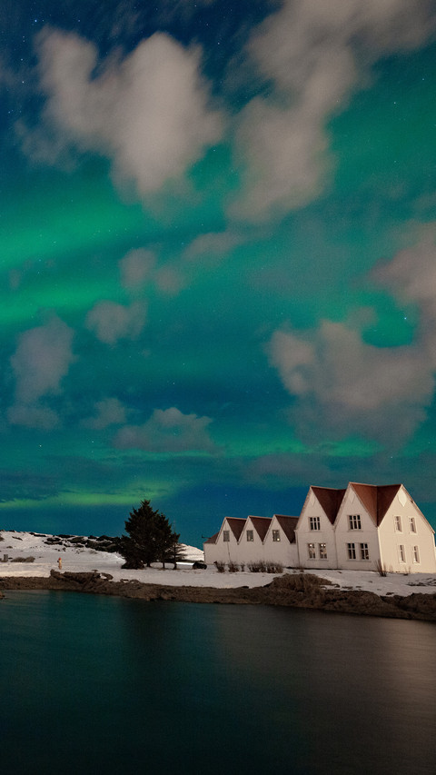 The northern lights at the church in iceland screenshot