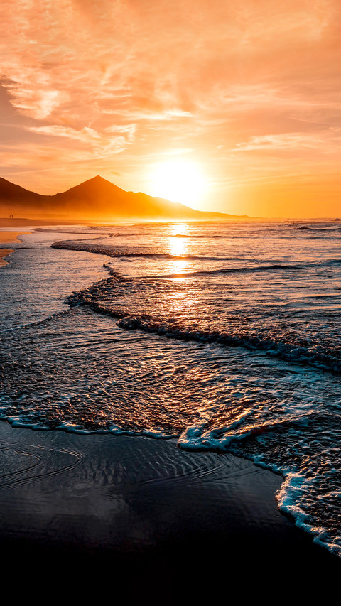 Amazing beach sunset with endless horizon screenshot