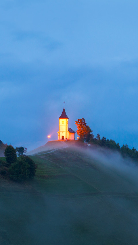 Jamnik church on a hillside in autumn screenshot