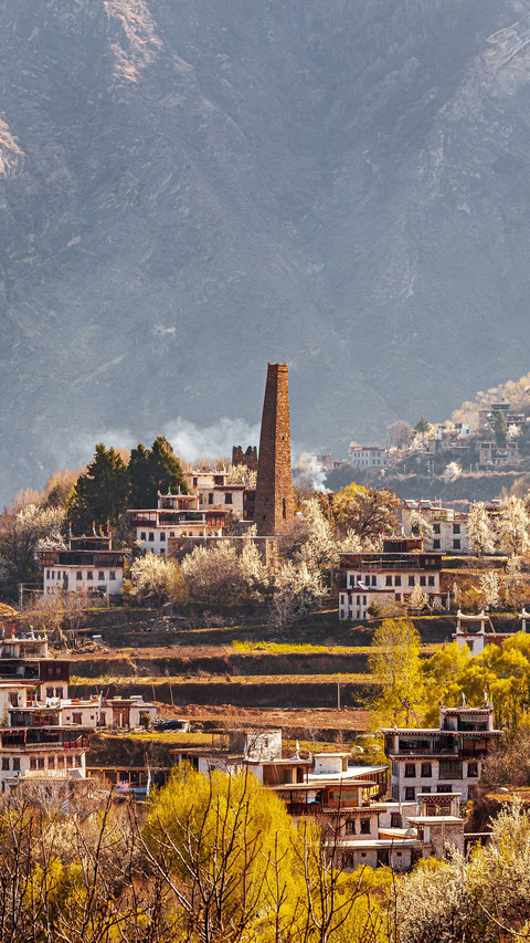 Exploring the ancient diaolou of danba tibetan village screenshot