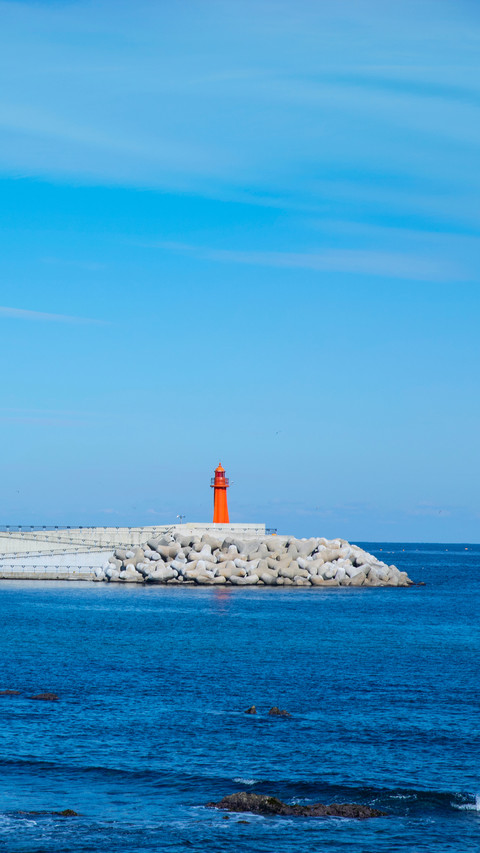 Red and white lighthouses in the port of sokcho screenshot