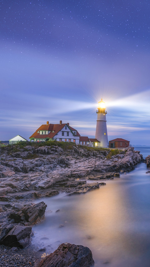 Light rays shining from Portland Head Lighthouse screenshot