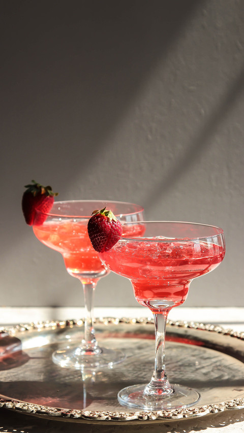 Cocktails with strawberry screenshot