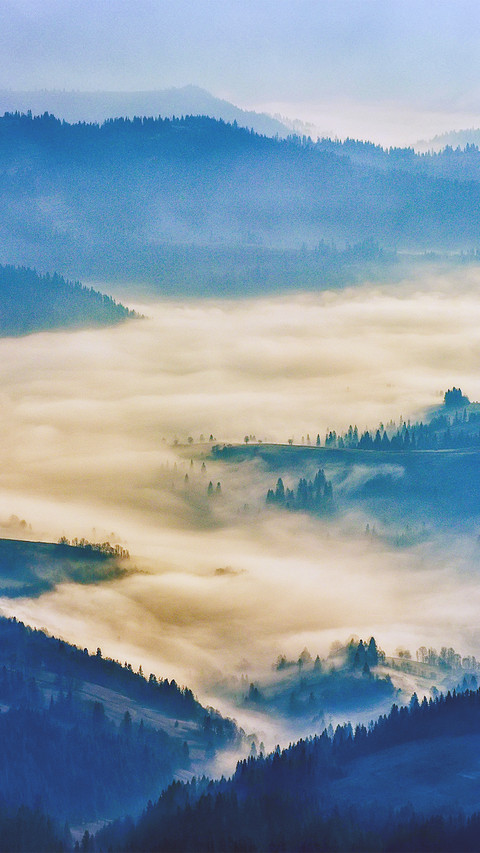 Clouds and mist surround the mountains screenshot