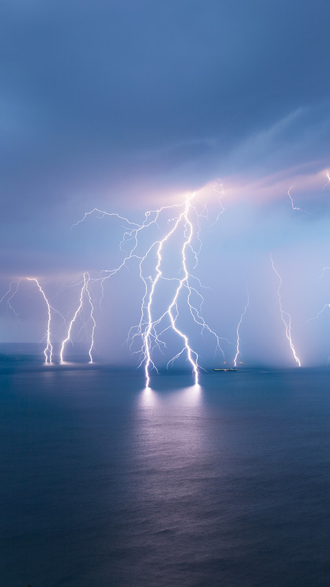 Can mobile phones really attract lightning screenshot