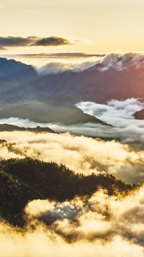 The morning light over the sea of clouds shines on the mount screenshot