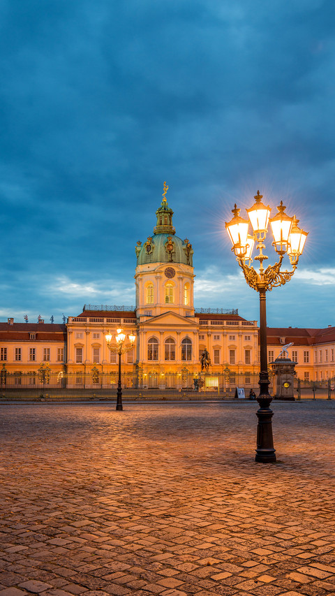 Charlottenburg Palace in Berlin by the late evenin screenshot